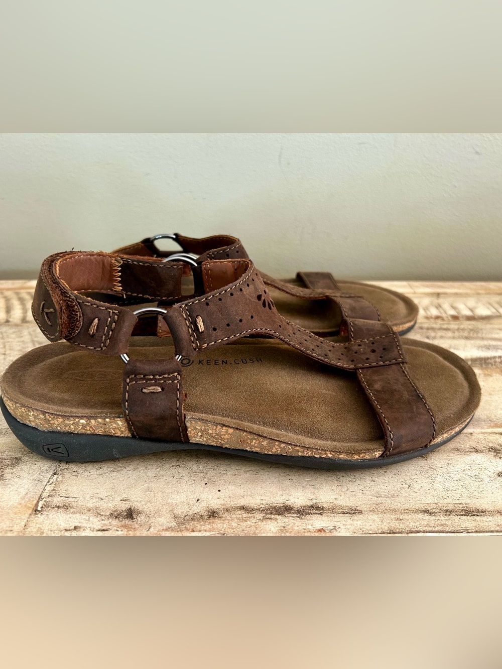 Keen Kaci Ana T-Strap sandals, leather. Size 7.5 - Picture 2 of 4